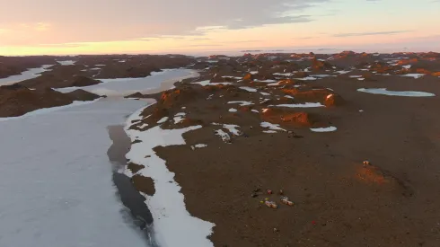 Fot: Panorama Oazy Bungera (ang. Bunger Hills) w kierunku zachodnim. Na pierwszym planie (dół zdjęcia) Polska Stacja Antarktyczna im. Antoniego B. Dobrowolskiego. Fot. Adam Nawrot