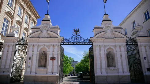 Warsaw, 12.05.2021. Main Gate of the University of Warsaw at Krakowskie Przedmieście in Warsaw. PAP/Albert Zawada