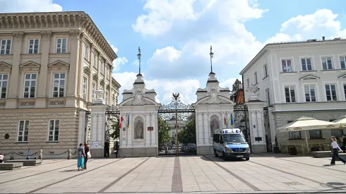  14.06.2024. Patrol policji przed zamkniętym wejściem na teren Kampusu Głównego UW w Warszawie, 14 bm. Bramy uczelni zamknięto w związku z protestem studentów w obronie Palestyny, trwającym od 24 maja br. Po zaostrzeniu protestu we czwartek 13 czerwca doszło do interwencji wezwanej przez rektora policji. (amb) PAP/Radek Pietruszka