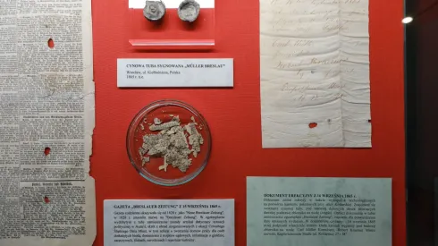 01.07.2024. Przedmioty znalezione po otwarciu pochodzącej z 1865 roku kapsuły czasu, 1 bm. w Muzeum Archeologicznym we Wrocławiu.  PAP/Krzysztof Cesarz