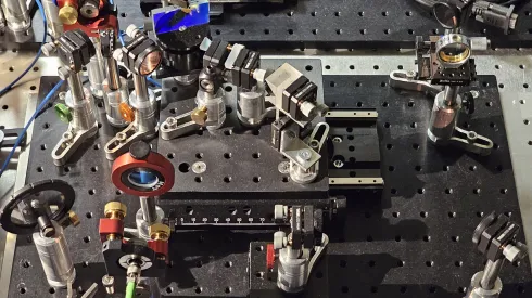 Electro-optical time lens. A light pulse synchronised with an electronic control signal is transformed over time similarly to a light beam passing through a real lens. Credit: University of Warsaw