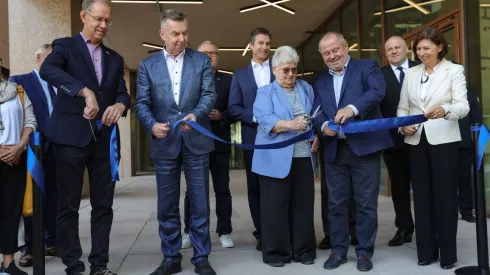 17.09.2024. Minister nauki i szkolnictwa wyższego Dariusz Wieczorek (2L), rektor Uniwersytetu Warszawskiego prof. dr hab. Alojzy Z. Nowak (3P) i prorektor Uniwersytetu Warszawskiego ds. rozwoju prof. dr hab. Ewa Krogulec (P) podczas otwarcia Domu Studenta nr 7 Uniwersytetu Warszawskiego przy ul. Sulimy 4 na warszawskim Służewie. PAP/Rafał Guz