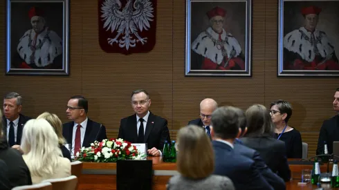 08.11.2024. Prezydent RP Andrzej Duda (C), prezes Podkarpackiej Doliny Wodorowej prof. Jarosław Sęp (C-P), marszałek województwa podkarpackiego Władysław Ortyl (2L) oraz zastępca szefa Kancelarii Prezydenta RP Piotr Ćwik (L) podczas spotkania z przedstawicielami Stowarzyszenia Podkarpacka Dolina Wodorowa oraz Politechniki Rzeszowskiej w siedzibie Politechniki Rzeszowskiej w Rzeszowie. PAP/Darek Delmanowicz