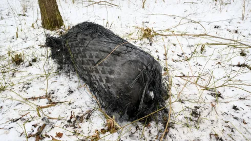  Sędziny, 21.02.2025. Niezidentyfikowany obiekt, najprawdopodobniej zbiornik rakiety Falcon 9 na miejscu znalezienia w lesie w miejscowości Sędziny w pow. Szamotulskim, 21. bm. W środę 19 bm. przed godziną piątą rano w niekontrolowany sposób w atmosferę nad Polską wszedł człon rakiety Falcon 9 R/B firmy SpaceX, co zostało potwierdzone przez Departament Bezpieczeństwa Kosmicznego Polskiej Agencji Kosmicznej (POLSA). Człon rakiety o masie ok. 4 ton pochodził z misji SpaceX Starlink Group 11-4, która 1 lutego wystartowała z bazy lotniczej w Kalifornii. (jm) PAP/Jakub Kaczmarczyk