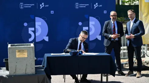 28.04.2025. Minister nauki i szkolnictwa wyższego Marcin Kulasek (L), minister sportu i turystyki Sławomir Nitras (P) oraz rektor UG prof. Piotr Stepnowski (2P) podczas uroczystości wmurowania kamienia węgielnego pod budowę Centrum Sportowego Uniwersytetu Gdańskiego. Adam Warżawa