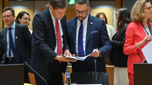 , Belgia, 23.05.2025. Przewodnictwo Polski w Radzie UE. Minister nauki Marcin Kulasek (2P) i zastępca Stałego Przedstawiciela Polski przy UE, przedstawiciel RP w Coreper I Arkadiusz Pluciński (2L) podczas posiedzenia ministrów ds. badań w Brukseli. PAP/Kinga Majewska