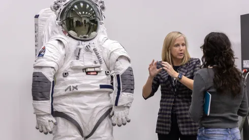 N/z Michelle Stein i opracowany przez jej zespół skafander. Zdjęcie dzięki uprzejmości Axiom Space.