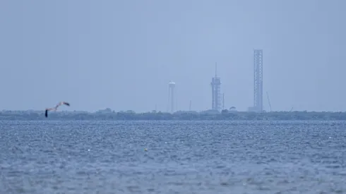 07.06.2025. Na zdjęciu z 6 bm. widok z brzegu Indian River na Centrum Kosmiczne Kennedy'ego (Kennedy Space Center, KSC) na przylądku Canaveral w Stanach Zjednoczonych Ameryki. PAP/Leszek Szymański