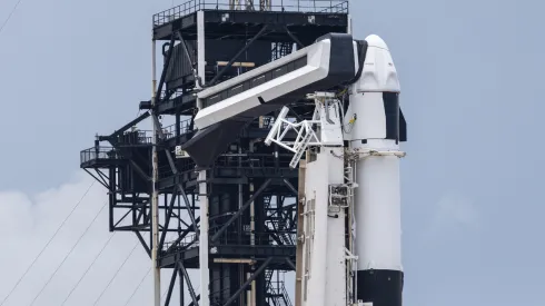 11.06.2025. Na zdjęciu z 11 bm. Rakieta Falcon 9 na stanowisku SLC 39A w Centrum Kosmicznym Johna F. Kennedy’ego na przylądku Canaveral w amerykańskim stanie Floryda. Trwają przygotowania do wystrzelenia rakiety Falcon 9 z kapsułą Crew Dragon, która w ramach misji Axiom-4 ma zabrać czwórkę astronautów, w tym Sławosza Uznańskiego-Wiśniewskiego na Międzynarodową Stację Kosmiczną (ISS). PAP/Leszek Szymański