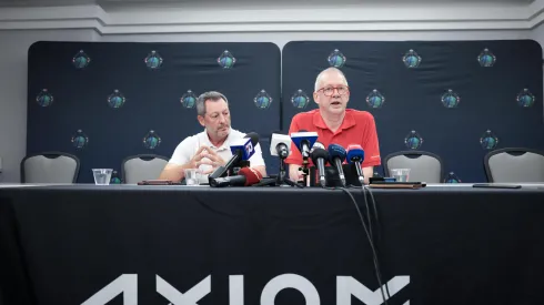 Cape Canaveral, Floryda, 12.06.2025. Wiceprezes, szef ds. usług misji Axiom Space Allen Flynt (L) oraz kierownik grupy ds. usług Low Eearth Orbit Frank De Winne (P) podczas konferencji prasowej w Centrum Kosmicznym Johna F. Kennedy’ego na przylądku Canaveral w amerykańskim stanie Floryda, 12 bm. Konferencja dotyczyła zmianu terminu misji Axiom-4. (ls/mgut) PAP/Leszek Szymański