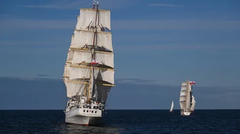 Żaglowiec Dar Młodzieży podczas rejsu w ramach Rodzinnego Zdjęcie Polskich Żaglowców, 2024. w Świnoujściu (sko) PAP/Marcin Bielecki