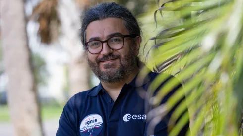 08.06.2025. Na zdjęciu z 7 bm. kierownik misji Ax-4 z ramienia European Space Agency Sergio Palumberi uczestniczy na przyladku Cape Canaveral, 7 bm. w sesji zdjęciowej dla PAP. 10 czerwca z  Centrum Kosmicznego im. Johna F. Kennedy’ego rakieta Falcon 9 wyniesie na Międzynarodową Stację Kosmiczną (ISS) kapsułę Dragon z czworgiem astronautów misji Axiom-4 (Ax-4). Będą to: Peggy Whitson (USA) – dowódczyni, Sławosz Uznański-Wiśniewski (Polska/ESA) – specjalista, Shubhanshu Shukla (Indie) – pilot oraz Tibor Kapu (Węgry) – specjalista. (sko) PAP/Leszek Szymański 