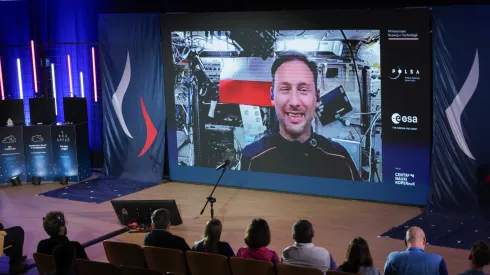 07.07.2025. Połączenie na żywo z przebywającym na Międzynarodowej Stacji Kosmicznej polskim astronautą Sławoszem Uznańskim-Wiśniewskim, 7 bm. w stołecznym Centrum Nauki Kopernik. Wydarzenie odbywa się w ramach programu ARISS, umożliwiającego uczniom na całym świecie kontakt z astronautami na stacji ISS. (ad) PAP/Albert Zawada