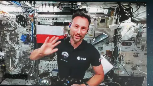 02.07.2025. Przebywający na Międzynarodowej Stacji Kosmicznej polski astronauta Sławosz Uznański-Wiśniewski (na ekranie) podczas połączenia wideo na żywo w EC1 w Łodzi. PAP/Marian Zubrzycki