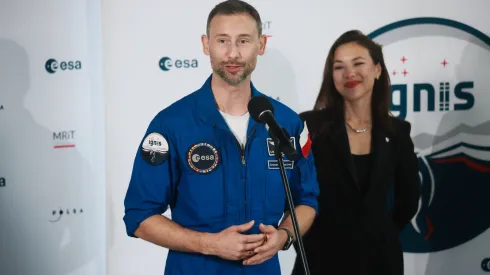 Warszawa, 24.07.2025. Polski astronauta, członek załogi misji Axiom-4 dr Sławosz Uznański-Wiśniewski (L) oraz jego małżonka Aleksandra Uznańska-Wiśniewska (P) podczas powitania w Porcie Lotniczym im. Chopina na Okęciu w Warszawie, 24 bm. Polski astronauta wrócił do kraju na pokładzie specjalnego rządowego samolotu. PAP/Leszek Szymański