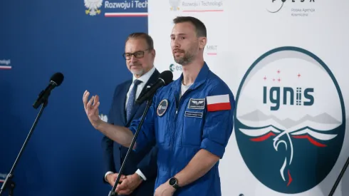 Warszawa, 24.07.2025. Polski astronauta, członek załogi misji Axiom-4 dr Sławosz Uznański-Wiśniewski (P) oraz dyrektor Europejskiej Agencji Kosmicznej Josef Aschbacher (L) podczas konferencji prasowej tow. powitaniu w Porcie Lotniczym im. Chopina na Okęciu w Warszawie, 24 bm. Polski astronauta wrócił do kraju na pokładzie specjalnego rządowego samolotu.  PAP/Leszek Szymański