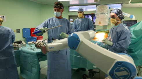 05.08.2025. Paweł Skowronek, PhD, MD (c) during the first procedure using a new robotic arm at the Bródno Hospital in Warsaw. This is the first robotic arm for hip prosthesoplasty that does not require additional computed tomography and previous diagnostic tests. The whole procedure takes place intraoperatively, and the arm allows for the most optimal setting of the hip prosthesis with minimal risk of dislocations, minimal limb length difference after surgery, and optimisation of implants in relation to the experience and surgical skills of doctors. Everything is done with the help of intraoperative x-ray coupled with the robot. (mr) PAP/Albert Zawada