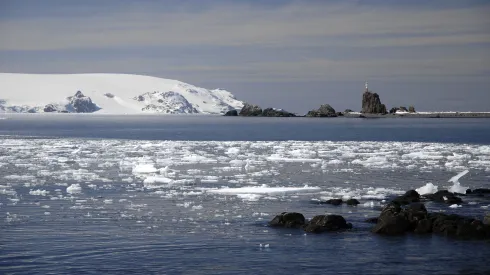 Polska Stacja Antarktyczna im. H.Arctowskiego znajduje się na półkuli południowej w archipelagu Szetlandów Południowych, na Wyspie Króla Jerzego zaliczanej wraz z całym archipelagiem do klimatycznej strefy morskiej Antarktyki. Latarnia morska. gr PAP/Tomasz Janecki
