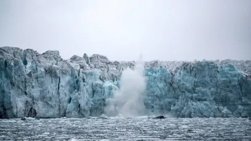 Lód z lodowca Borebreen wpada do wody. Svalbard, Norwergia, 30 sierpnia 2024. EPA/EMANUELE VALERI. Dostawca: PAP/EPA