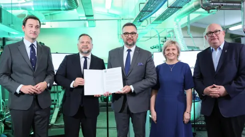 28.08.2025. Od lewej: prezes Centrum Łukasiewicz Hubert Cichocki, wiceminister aktywów państwowych Konrad Gołota, minister nauki i szkolnictwa wyższego Marcin Kulasek, dyrektor Łukasiewicz – Instytutu Chemii Przemysłowej Ewa Śmigiera i wiceprezes Centrum Łukasiewicz Wiesław Skwarko podczas konferencji prasowej w Instytucie Chemii Przemysłowej im. prof. I. Mościckiego w Warszawie, 28 bm. Tematem spotkania były dwa strategiczne projekty badawczo-rozwojowe centrum Łukasiewicz, które mają wzmocnić suwerenność Polski w produkcji amunicji. (mr) PAP/Leszek Szymański