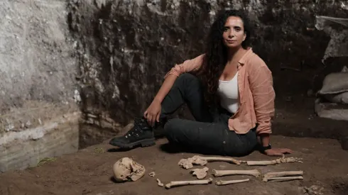 Biolożka ewolucyjna Ella Al-Shamahi, obok - replika kości H. florensis, jaskinia Liong Bua, Flores, Indonezja; fot. materiały prasowe BBC