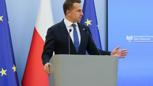Warszawa, 30.09.2025. Rzecznik rządu Adam Szłapka na konferencji prasowej, po posiedzeniu rządu w KPRM w Warszawie. Fot. PAP/Albert Zawada
