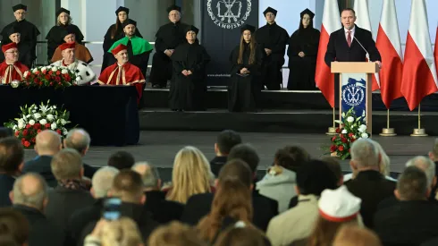 Zamość, 21.10.2025. Prezydent Karol Nawrocki (P) podczas inauguracji roku akademickiego 2025/2026 Akademii Zamojskiej. Fot. PAP/Wojtek Jargiło
