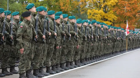  Warszawa, 02.10.2022. Uroczysta przysięga podchorążych, przyjętych na studia w czterech uczelniach wojskowych: Wojskowej Akademii Technicznej, Akademii Wojsk Lądowych, Lotniczej Akademii Wojskowej i Akademii Marynarki Wojennej, 2 bm. na placu apelowym WAT w Warszawie. W nowym roku akademickim studia wojskowe na pierwszym roku rozpocznie niemal 1800 podchorążych. Niektórzy z nich złożyli przysięgę wojskową jeszcze przed przyjęciem na uczelnię. PAP/Paweł Supernak