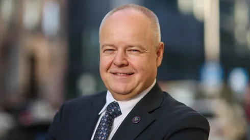 Warszawa, 13.11.2025. Wiceminister nauki i szkolnictwa wyższego prof. Marek Gzik przed siedzibą Polskiej Agencji Prasowej w Warszawie, 13 bm. Marek Gzik był gościem Studia PAP. PAP/Leszek Szymański