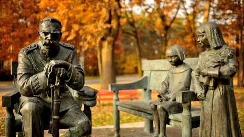 Sulejówek (woj. mazowieckie), 29.10.2015. Pomnik zaprojektowany przez krakowskiego rzeźbiarza Karola Badynę. Fot. PAP/Przemysław Piątkowski