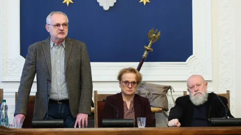 08.01.2026. Członkowie kapituły prof. Jerzy Bralczyk (P) i prof. Katarzyna Kłosińska (C) oraz sekretarz kapituły plebiscytu prof. Marek Łaziński (L) z Wydziału Polonistyki UW podczas ogłoszenia wyników głosowania internetowego plebiscytu Słowo Roku 2025, 8 bm. w Warszawie. Decyzją internautów wygrało słowo "kosmos", a kapituła językoznawców wskazała na "dron". Plebiscyt organizowany jest od 2011 roku przez Instytut Języka Polskiego Uniwersytetu Warszawskiego oraz Fundację Języka Polskiego. PAP/Szymon Pulcyn