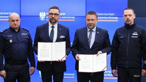 Minister nauki i szkolnictwa wyższego Marcin Kulasek (2L), minister spraw wewnętrznych, i administracji Marcin Kierwiński (2P), Komendant Główny Policji Marek Boroń (P) i Komendant Stołeczny Policji Krzysztof Ogroński (L) podczas podpisania porozumienia międzyresortowego dotyczącego rekomendacji dla uczelni i podsumowanie obrad Okrągłego Stołu ds. bezpieczeństwa na uczelniach, 20 bm. w siedzbie MNiSW w Warszawie. (sko) PAP/Paweł Supernak