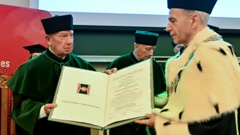  14.01.2026. Prof. dr hab. inż. Andrzej Dziech (L) otrzymał w Kielcach, 14 bm. z rąk rektora Politechniki Świętokrzyskiej, prof. dr. hab. inż. Zbigniewa Koruby (P) tytuł Doctora Honoris Causa uczelni. (aldg) PAP/Piotr Polak