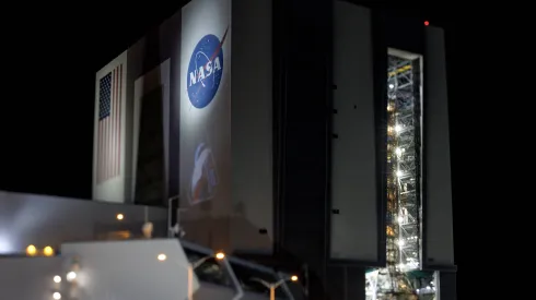 Statek kosmiczny Artemis II w budynku montażu pojazdów w Centrum Kosmicznym im. Kennedy'ego w Titusville na Florydzie (USA) 17 stycznia 2026 r. Fot. EPA/CRISTOBAL HERRERA-ULASHKEVICH Źródło: PAP/EPA.