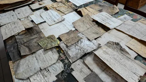 Kamień Pomorski, 23.02.2026. Pezentacja nowo odkrytych przedwojenych dokumentów, 23 bm. w Muzeum Historii Ziemi Kamieńskiej w Kamieniu Pomorskim. Pochodzące prawdopodobnie z lat 30. XX wieku. dokumenty oraz matryca drukarska zostały odkryte podczas prac porządkowych prowadzonych na strychu w przedwojennym budynku przy ul. Kościuszki 3 w Kamieniu Pomorskim (dawnym Cammin in Pommern). PAP/Marcin Bielecki