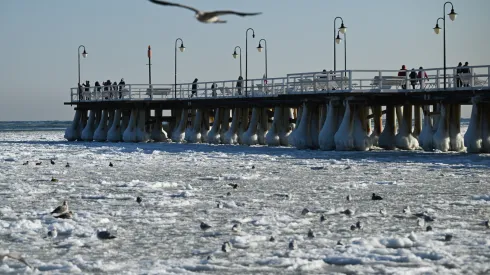 03.02.2026. Zamarznięte morze w Gdyni Orłowie, 3 bm. Eksperci IMGW wskazują, że tegoroczne oblodzenie jest efektem długotrwałych niskich temperatur oraz stabilnych warunków ciśnieniowych sprzyjających formowaniu się kry w strefie przybrzeżnej. PAP/Adam Warżawa
