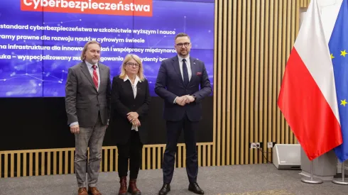  27.02.2026. Minister nauki i szkolnictwa wyższego Marcin Kulasek (P), rektor Uniwersytetu im. Adama Mickiewicza w Poznaniu prof. Bogumiła Kaniewska (C) oraz specjalista w zakresie prawa i nowych technologii prof. Dariusz Szostek (L) podczas konferencji prasowej w siedzibie MNiSW w Warszawie, 27 bm. Spotkanie dot. podpisania przez prezydenta nowelizacji ustawy o Krajowym Systemie Cyberbezpieczeństwa. PAP/Tomasz Gzell