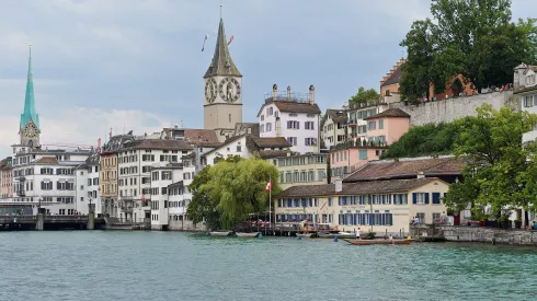 Zurych, Szwajcaria, 10.08.2014. Widok na miasto Zurych i rzekę Limmat. PAP/Adam Warżawa