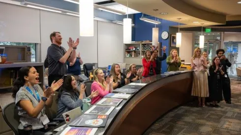 Reakcja członków zespołu ds. łączności NASA na zakończone sukcesem wodowanie kapsuły Orion po misji Artemis II, zdjęcie wykonane w Johnson Space Center w Houston (Texas). Fot. NASA/John Kraus