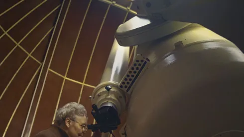 Piwnice 12.1972. Na zdjęciu prof. Wilhelmina Iwanowska przy teleskopie Schmidta-Cassegraina w Obserwatorium Astronomicznym UMK w Piwnicach. PAP/Jan Morek
