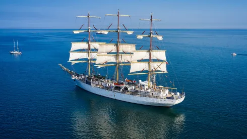 16.04.2026. Uroczyste wyjście z portu w Gdyni szkolnej fregaty „Dar Młodzieży”, 16 bm. Jednostka wyruszyła w rejs do Stanów Zjednoczonych, realizowany w ramach wydarzenia Sail 250 z okazji 250-lecia niepodległości USA. PAP/Adam Warżawa