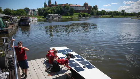 Kraków, 28.05.2026. Wodowanie najnowszej łodzi solarnej zespołu AGH Solar Boat o nazwie „Delta” na barce Aquarius przy Bulwarze Czerwieńskim w Krakowie, 28 bm. 6-metrowa „Delta” to trzecia łódź solarna w historii koła. (jm) PAP/Łukasz Gągulski