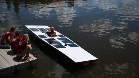 Kraków, 28.05.2026. Wodowanie najnowszej łodzi solarnej zespołu AGH Solar Boat o nazwie „Delta” przy Bulwarze Czerwieńskim w Krakowie, 28 bm. 6-metrowa „Delta” to trzecia łódź solarna w historii koła. (jm) PAP/Łukasz Gągulski