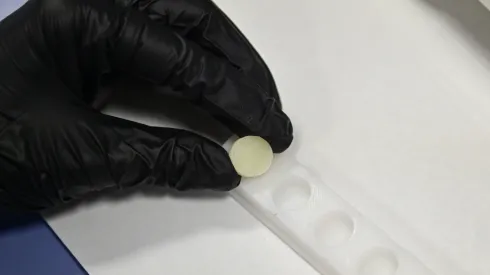 25.06.2026. Praca nad technologią LightBone na Katedrze Inżynierii Polimerów i Biomateriałów na Wydziale Technologii i Inżynierii Chemicznej ZUT w Szczecinie, 25 bm. Opracowana pod kierunkiem prof. dr hab. inż. Mirosławy El Fray technologia LightBone zdobyła pierwsze miejsce w konkursie Idea Challenge największej konferencji startupowej w Polsce Carpathian Startup Fest 2026. LightBone to nowoczesny, wstrzykiwalny biomateriał do leczenia złamań kości, przede wszystkim nadgarstka i kostki. Materiał utwardza się pod wpływem światła UV oraz temperatury ciała, co pozwala lekarzowi precyzyjnie kontrolować proces jego dopasowania do miejsca urazu, jest bioaktywny i ulega stopniowej biodegradacji, ustępując miejsca narastającej tkance kostnej. Zabieg jest znacznie mniej inwazyjny niż tradycyjne metody chirurgiczne, skraca czas hospitalizacji i zmniejsza ryzyko powikłań. (mb/mr) PAP/Marcin Bielecki