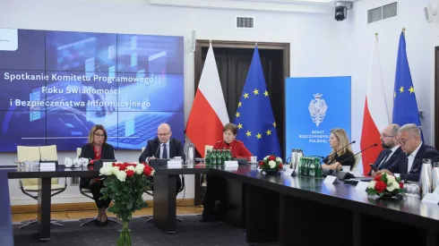 23.07.2026. Marszałek Senatu Małgorzata Kidawa-Błońska (L), senator KO Halina Bieda (3L), dyrektor Centum Informacyjnego Senatu Izabela Morawska (3P), dyrektor generalny PAP Marek Błoński (2P), wiceminister cyfryzacji Paweł Olszewski (2L) i redaktor naczelny Polskiego Radia Paweł Majcher (P) podczas powołania Komitetu Programowego Roku Świadomości i Bezpieczeństwa Informacyjnego w Senacie, 23 bm. (aldg) PAP/Leszek Szymański