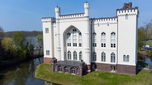 28.04.2023. Zamek w Kórniku - siedziba muzeum i Biblioteki Kórnickiej PAN. PAP/Jakub Kaczmarczyk