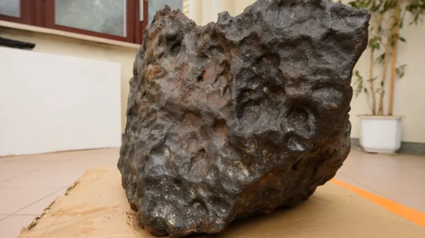 Poznań, 16.11.2012. Na Wydziale Nauk Geograficznych i Geologicznych Uniwersytetu Adama Mickiewicza dokonano pomiaru masy największego znalezionego w Polsce meteorytu. Specjalna waga wskazała, że meteoryt z terenu rezerwatu Morasko, waży 261kg. (jk/jkm) PAP/Jakub Kaczmarczyk