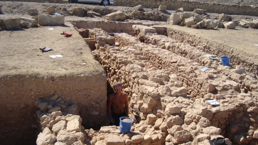 Work within the building area, which may have served as a warehouse. Photo by E. Papuci-Władyka