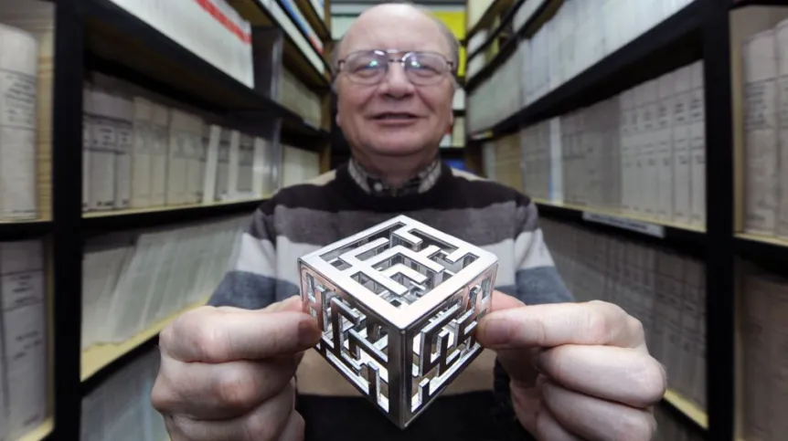 A macroscopic example of 3D Turing patterns is presented by Dr. Bogdan Nowakowski of the Institute of Physical Chemistry of the Polish Academy of Sciences in Warsaw, Poland. (Source: IPC PAS, Grzegorz Krzyżewski)
