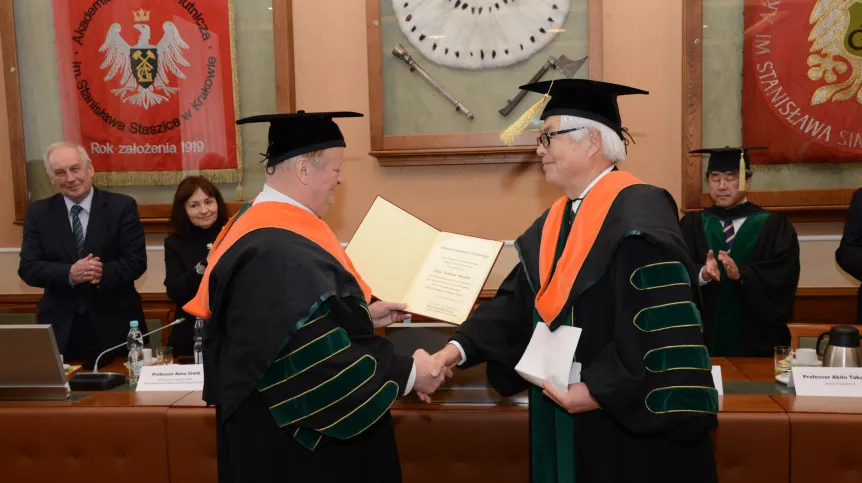 Rektor AGH prof. T. Słomka odbierający doktorat. Źródło: Biuro prasowe AGH